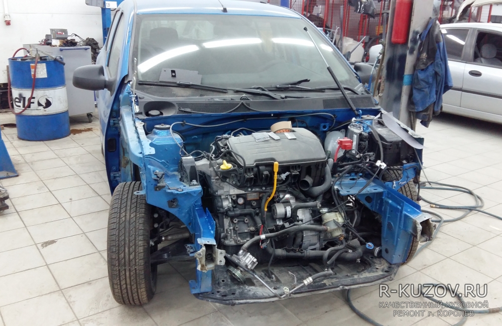 Renault Sandero / Кузовной ремонт последствий удара в переднюю часть автомобиля / СТО Р-Кузов / ремонт