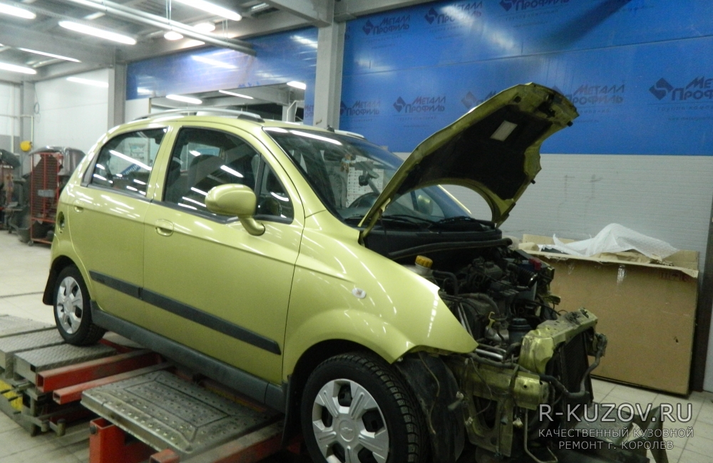 Смотреть подробности о ремонте Chevrolet Spark (Шевроле Спарк) Кузовной ремонт последствий удара в переднюю часть автомобиля.
