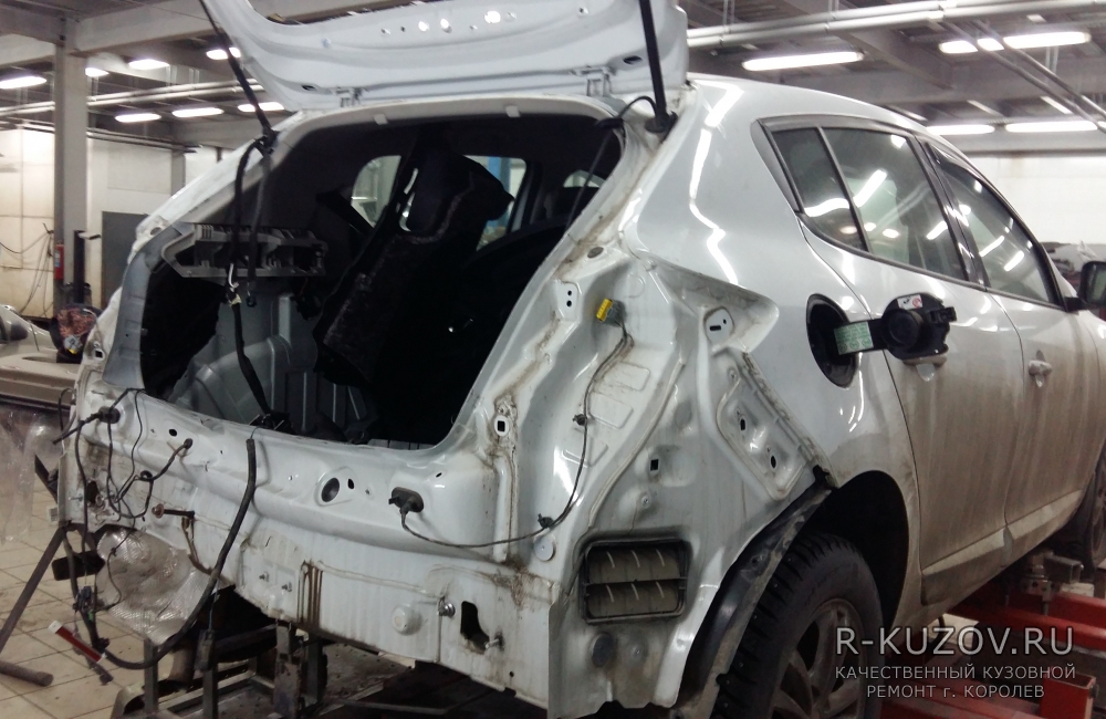 Renault Megane III / Замена заднего бампера, замена крышки багажника, ремонт задней панели. / СТО Р-Кузов / ремонт