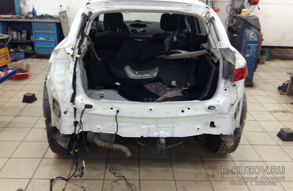 Renault Megane III / Замена заднего бампера, замена крышки багажника, ремонт задней панели. / СТО Р-Кузов / ремонт